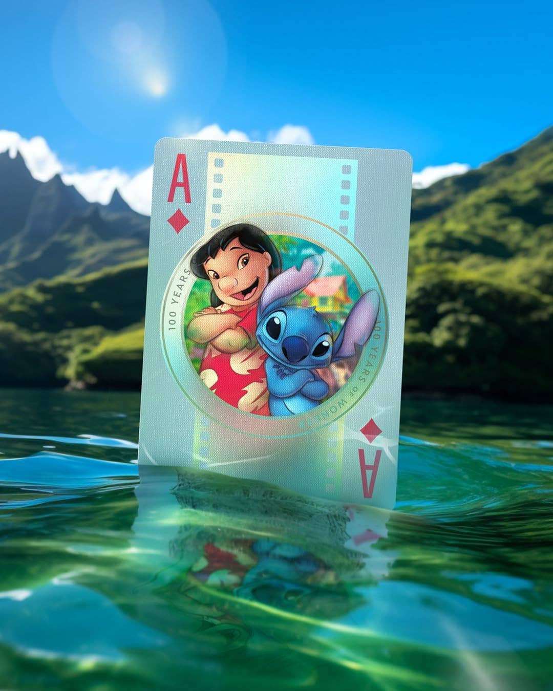 Disney100 speelkaarten met een mix van klassieke en moderne Disney-personages in levendige kleuren.