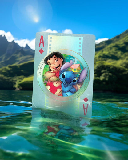 Disney100 speelkaarten met een mix van klassieke en moderne Disney-personages in levendige kleuren.