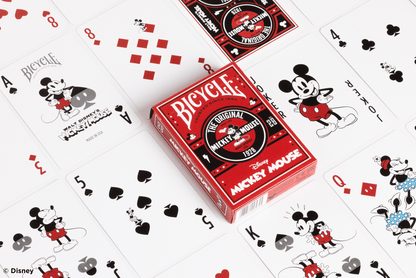 Rode en zwarte Mickey Mouse speelkaarten in standaardformaat 63,5 x 88,9 mm, ideaal voor poker en kaarttrucs.