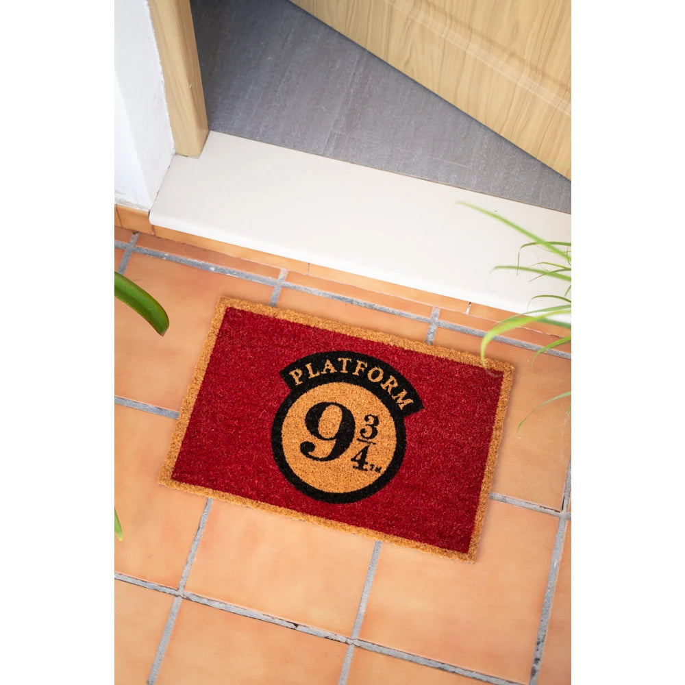 "Harry Potter Platform 9 3/4 Deurmat: Breng de magie van Zweinstein naar je entree met deze betoverende deurmat, perfect voor fans van de tovenaarswereld."