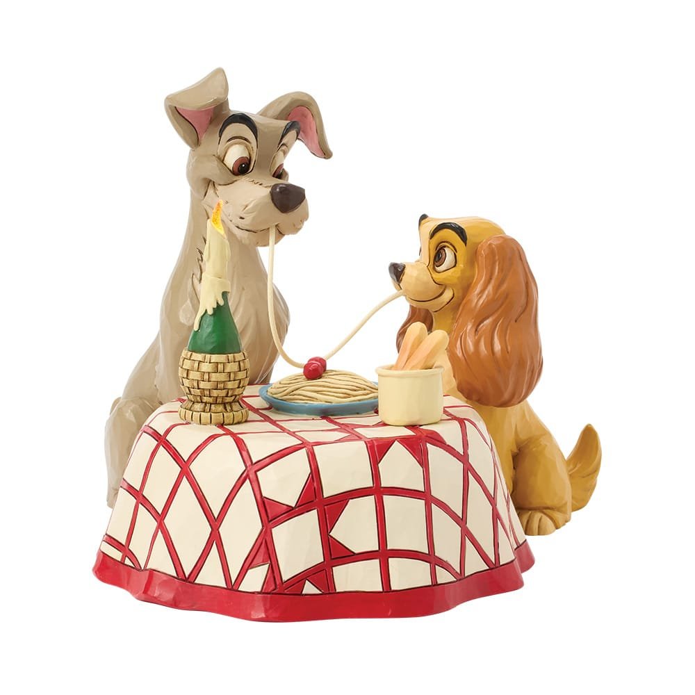 Enesco Jim Shore-beeldje van Lady en de Vagebond die samen van een bord pasta genieten, met sfeervolle LED-verlichting en romantische details.