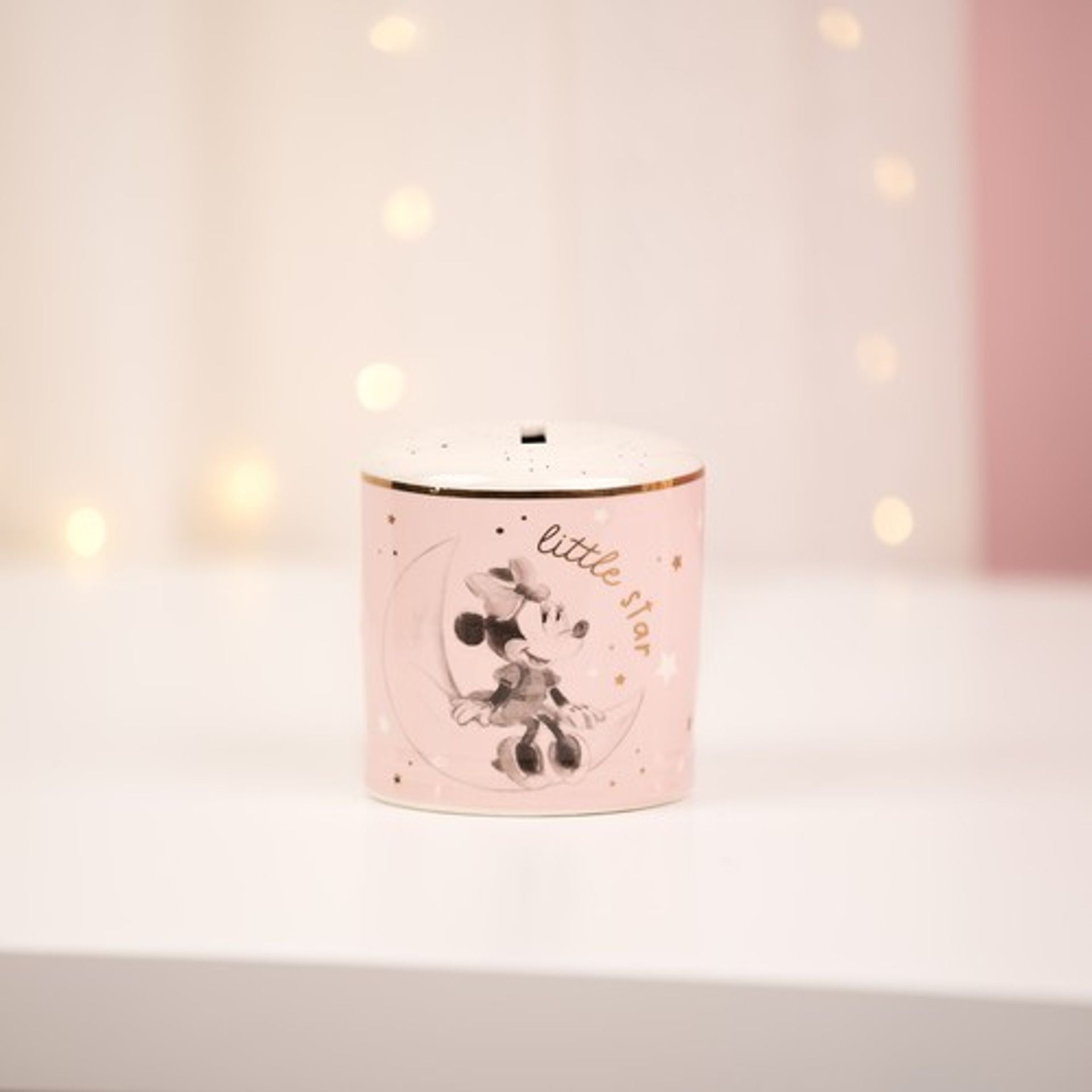 Betoverende Disney Minnie Mouse Spaarpot - een schattige toevoeging aan elke Disney-fan's collectie. Gemaakt met oog voor detail en vrolijke uitstraling. Ideaal om spaargeld te bewaren of als decoratie voor elke kamer. Perfect cadeau voor liefhebbers van de magische wereld van Disney.