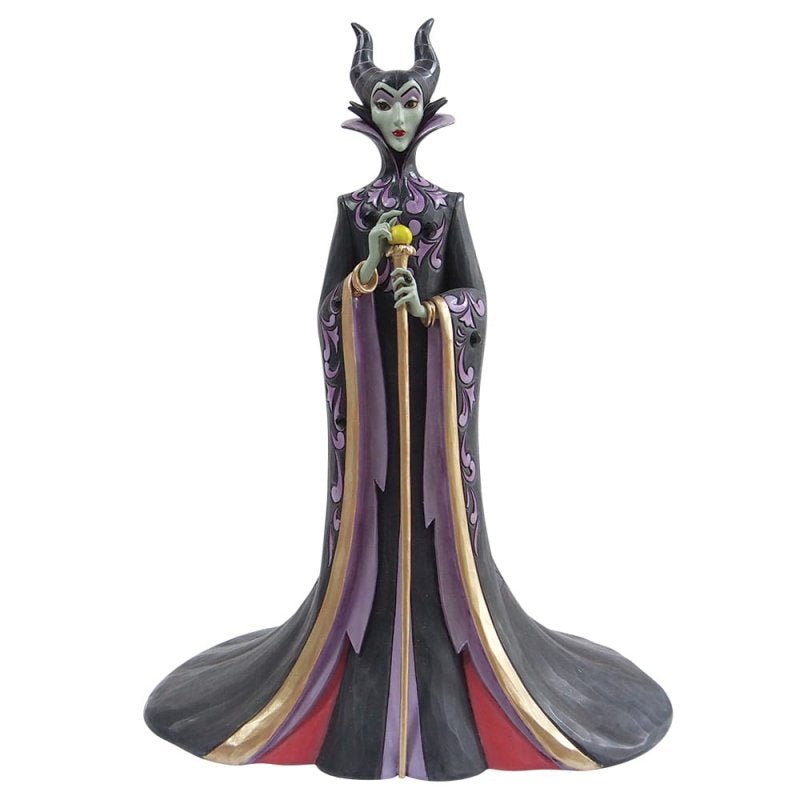 Enesco Jim Shore-beeldje van Maleficent in een zwart-paarse mantel met quilt- en rosemalingpatronen, terwijl ze haar staf vasthoudt en duistere magie oproept.