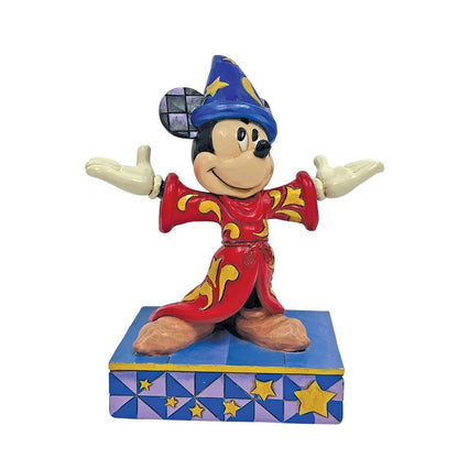 Jim Shore Mickey Mouse beeldje ter viering van 85 jaar Fantasia, met rode gewaden, gouden koordjes, rosemaling en iconische tovenaarsmuts