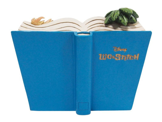 Detailrijk Disney-beeldje van Lilo & Stitch in een hartverwarmende omhelzing, geplaatst binnen de pagina’s van een open boek – een eerbetoon aan de betekenis van ohana.