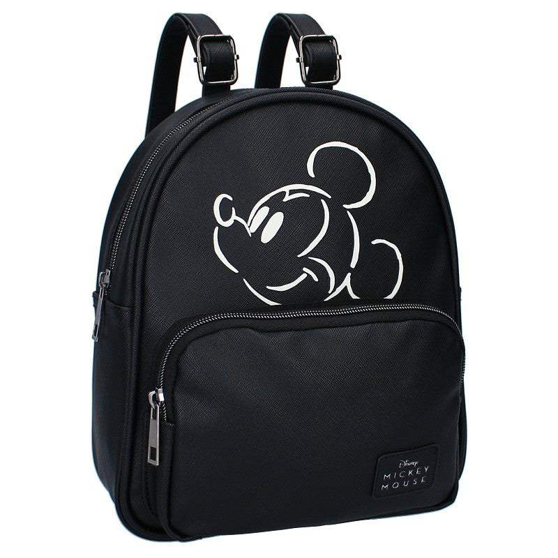 "Deze stoere Mickey Mouse rugzak uit de ‘Sweet About Me’ collectie is een must-have voor fans van dit geliefde tekenfiguur. Met Mickey's iconische hoofd prominent aanwezig is deze tas een echte blikvanger. Gemaakt van PU-leer en in een stijlvolle zwarte kleur, compleet met bijpassende zwarte details op de ritssluiting. De schouderbanden zijn verstelbaar in lengte voor optimaal draagcomfort. Het ruime hoofdvak biedt voldoende opbergruimte voor al je benodigdheden."