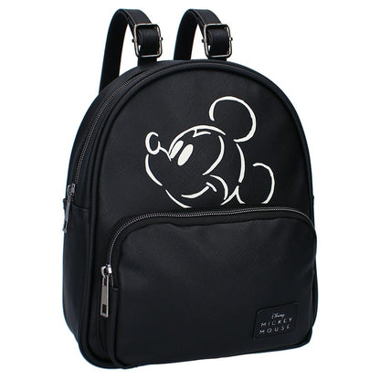 "Deze stoere Mickey Mouse rugzak uit de ‘Sweet About Me’ collectie is een must-have voor fans van dit geliefde tekenfiguur. Met Mickey's iconische hoofd prominent aanwezig is deze tas een echte blikvanger. Gemaakt van PU-leer en in een stijlvolle zwarte kleur, compleet met bijpassende zwarte details op de ritssluiting. De schouderbanden zijn verstelbaar in lengte voor optimaal draagcomfort. Het ruime hoofdvak biedt voldoende opbergruimte voor al je benodigdheden."
