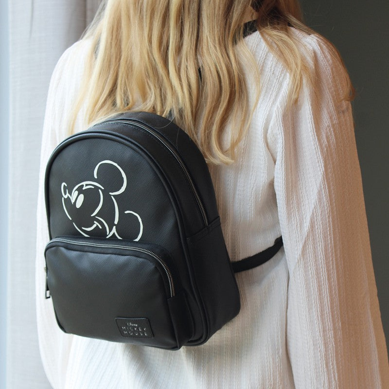 "Ontworpen voor liefhebbers van Mickey Mouse, deze rugzak uit de ‘Sweet About Me’ collectie is een statement-item. Met Mickey's kenmerkende hoofd als opvallende print is deze tas een echte blikvanger. Gemaakt van duurzaam PU-leer en afgewerkt in elegant zwart, inclusief zwarte details op de ritssluiting. Verstelbare schouderbanden zorgen voor een perfecte pasvorm. Het ruime hoofdvak biedt voldoende ruimte voor al je essentials."