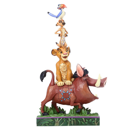 "Jim Shore miniatuur ‘Balance of Nature’ met Simba, Timon, Pumba en Zazu, handgeschilderd in vrolijke kleuren in klassieke Jim Shore-stijl."