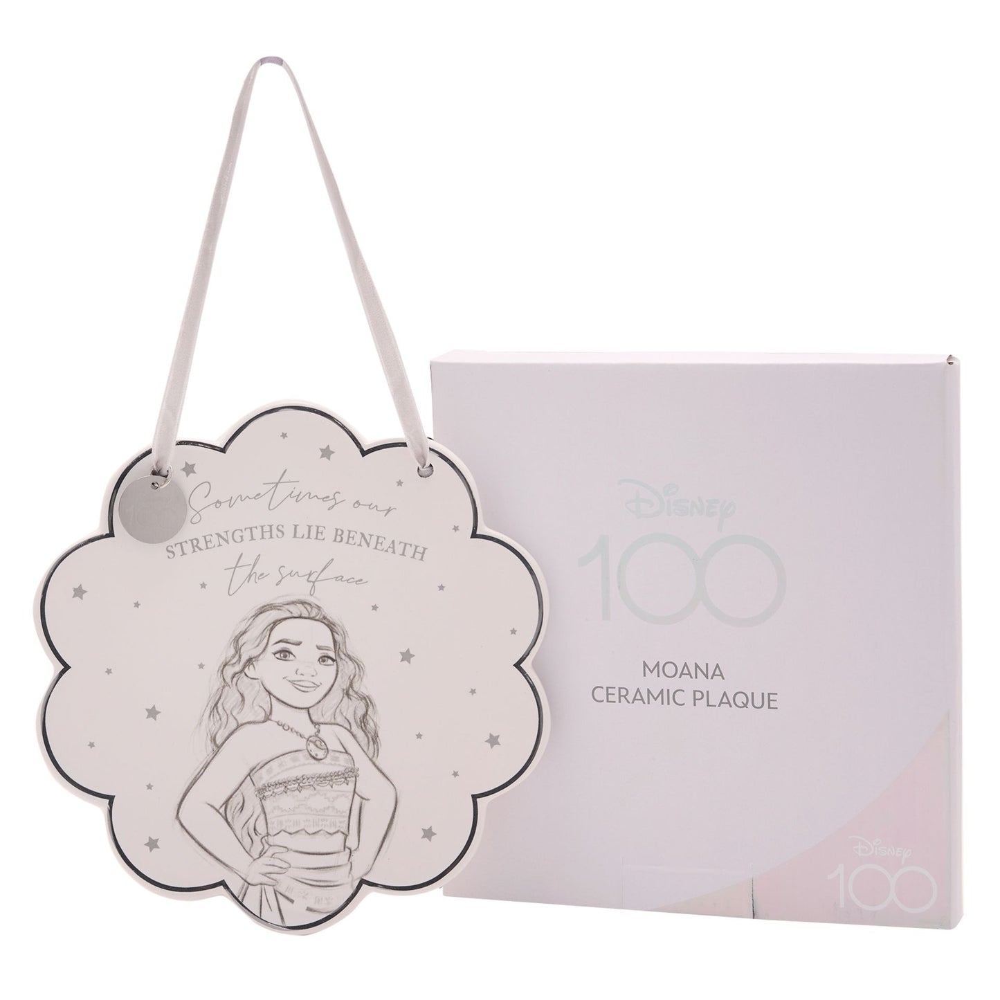 "Betoverende Moana keramische plaquette van Disney 100 - Een inspirerende illustratie van Vaiana met de titel 'Sometimes Our Strengths Lie Beneath the Surface'. Een perfect cadeau voor Disney-fans!"