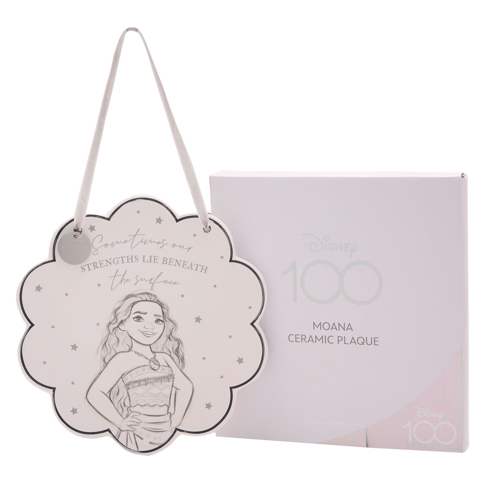"Betoverende Moana keramische plaquette van Disney 100 - Een inspirerende illustratie van Vaiana met de titel 'Sometimes Our Strengths Lie Beneath the Surface'. Een perfect cadeau voor Disney-fans!"