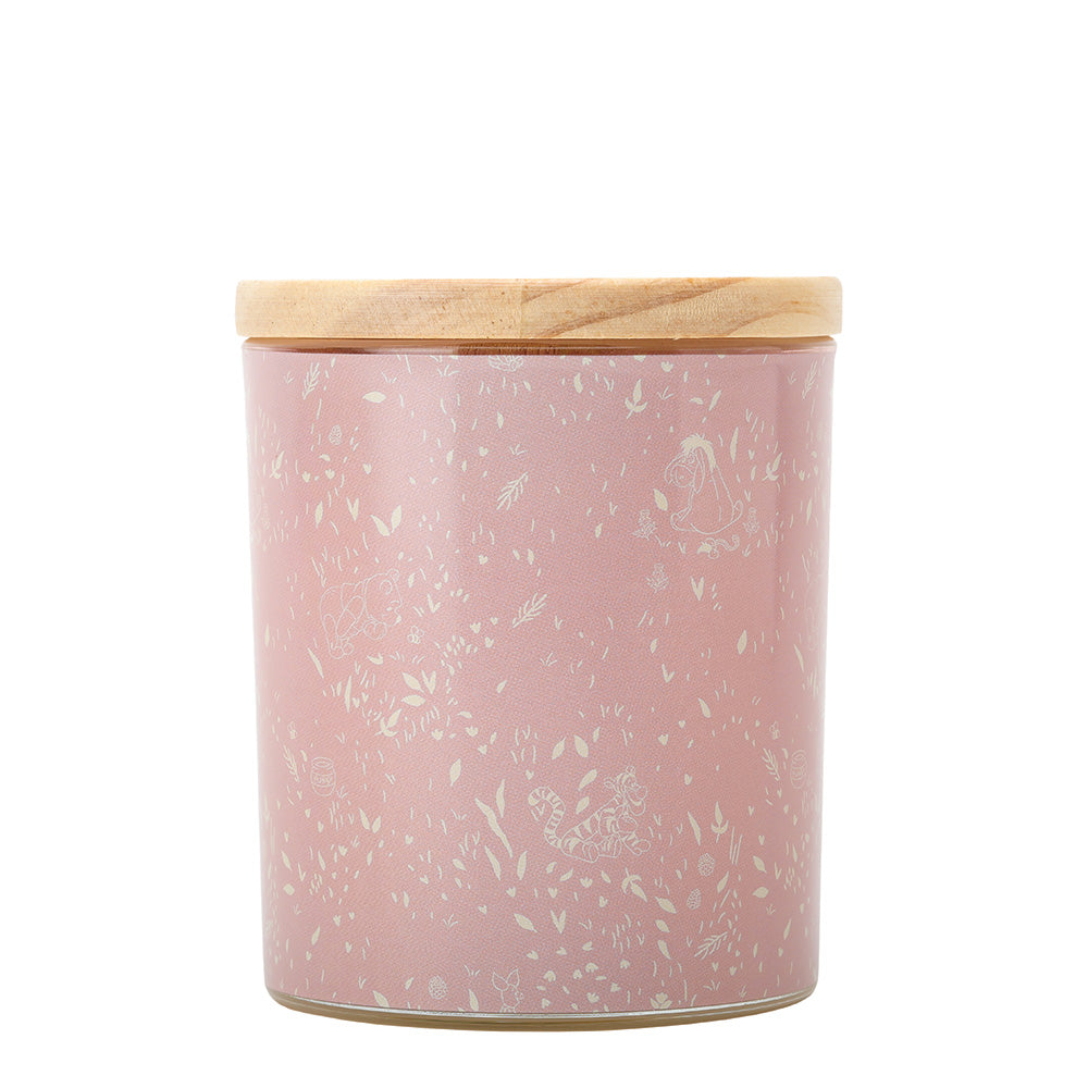 Breng een vrolijke Disney-vibe in huis met de Knorretje Spring Blossom & Acorn geurkaars. Perfect als knus cadeau voor Winnie de Poeh-fans of om jezelf te verwennen met een lenteachtige geurbeleving.