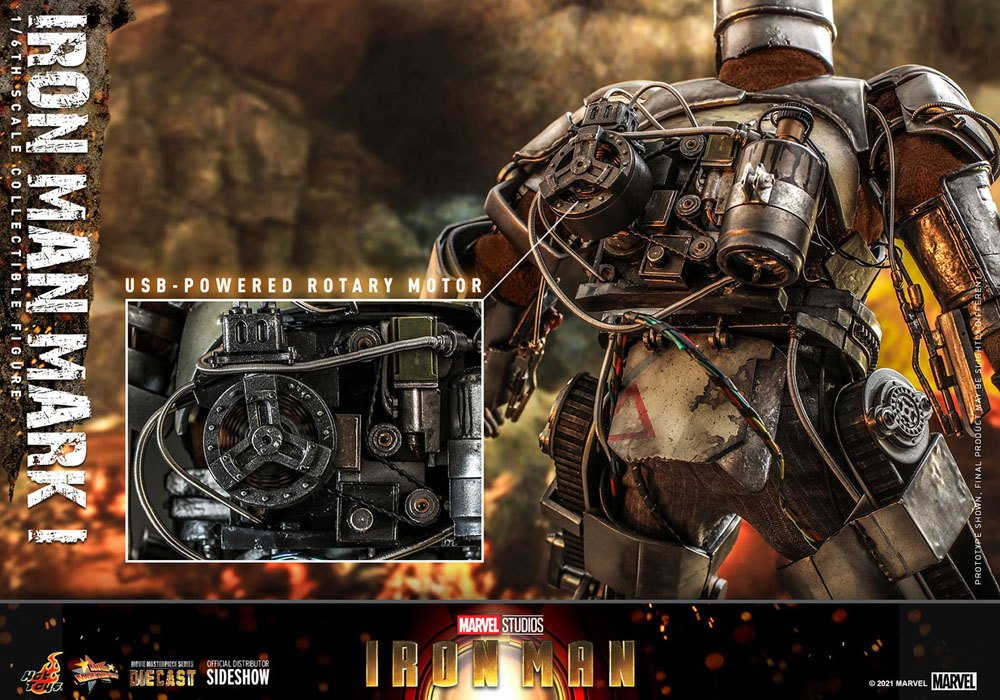Zijaanzicht van de Iron Man Mark I figuur met zichtbare technische details en ruwe afwerking.
